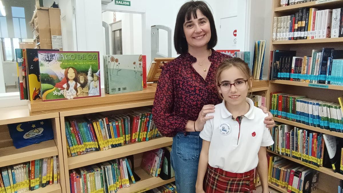 Isabel González, bibliotecaria de Lugo de Llanera, con Carlota Moral, &quot;Bibliotecaria por un día&quot;.