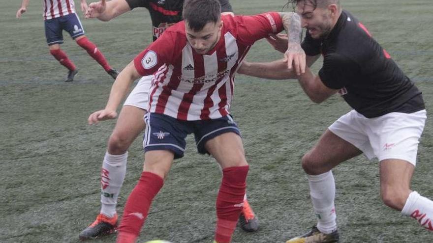 Un jugador local protege el balón. // Santos Álvarez