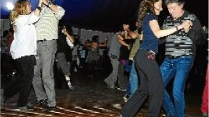 Ganes de ballar a la Milcentenari i poc ambient a la Stroika