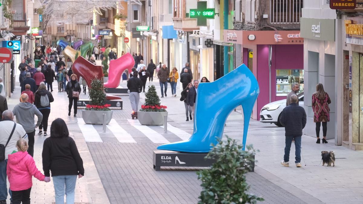Nuevas jardineras y zapatos de mujer de grandes dimensiones en Elda.
