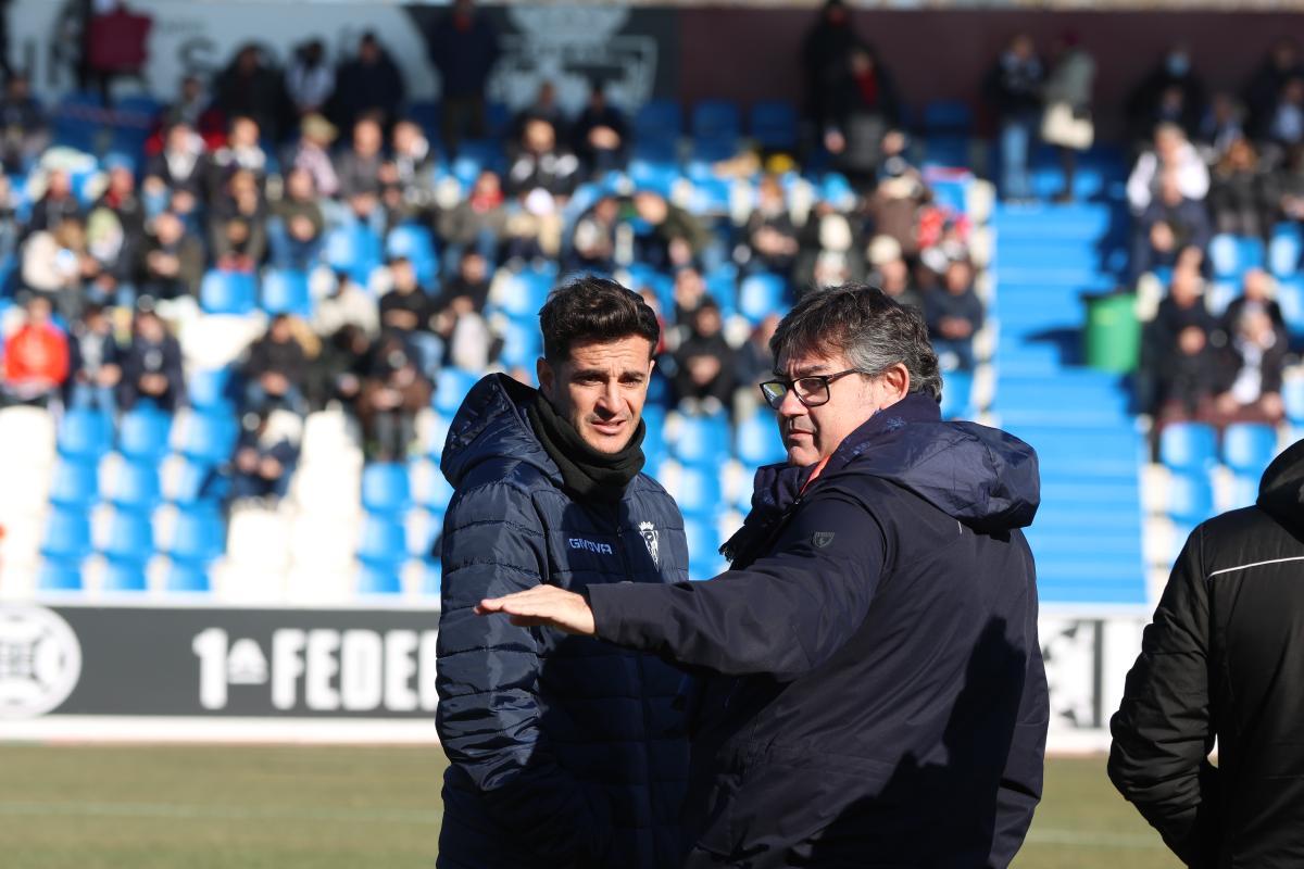 El presidente, Javier González Calvo, con Juan Villar antes del partido.