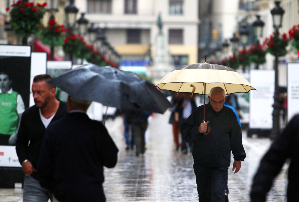 El Centro de Málaga ha vivido un viernes pasado por agua.