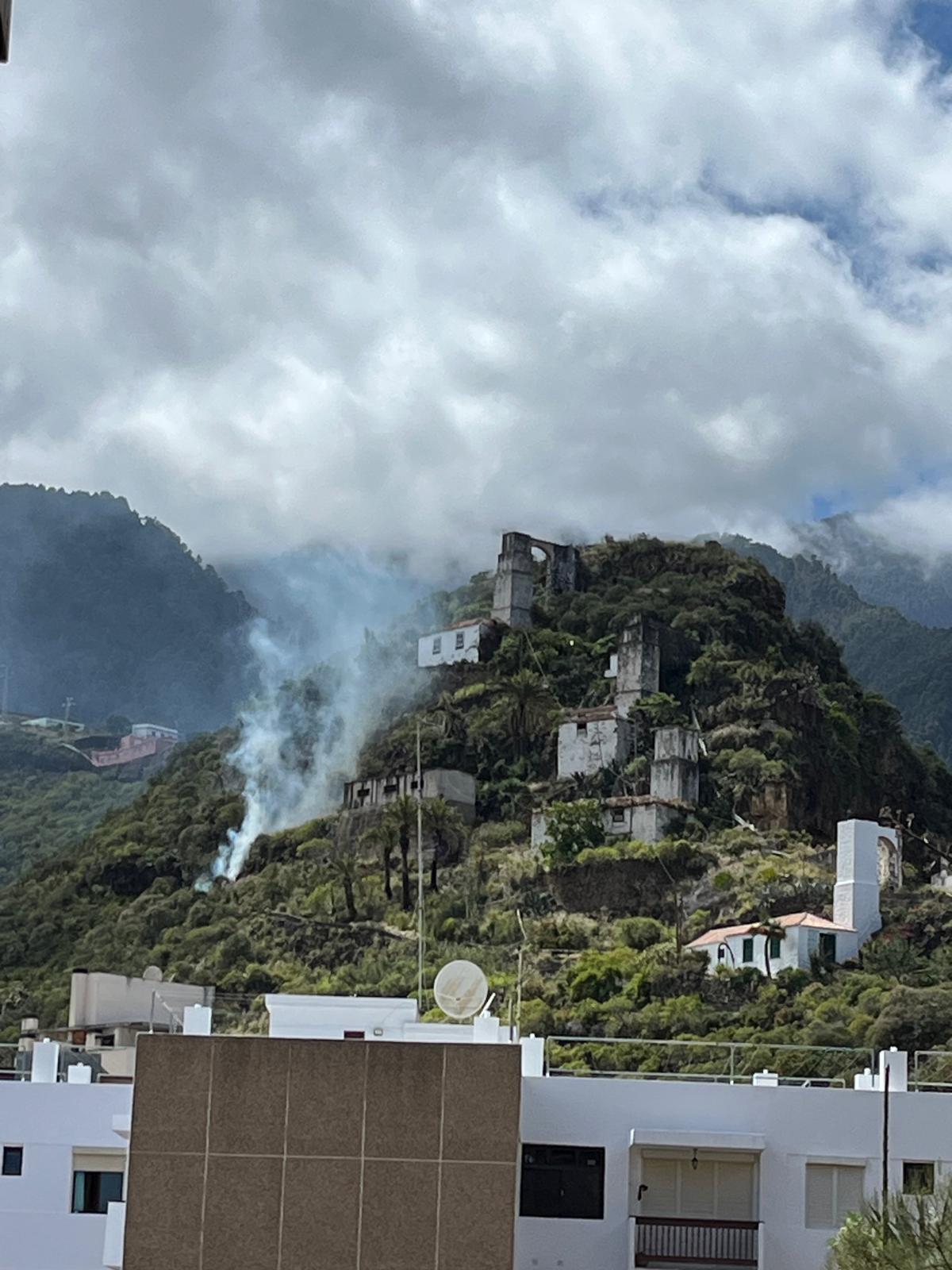 Incendio en un sendero de La Palma.