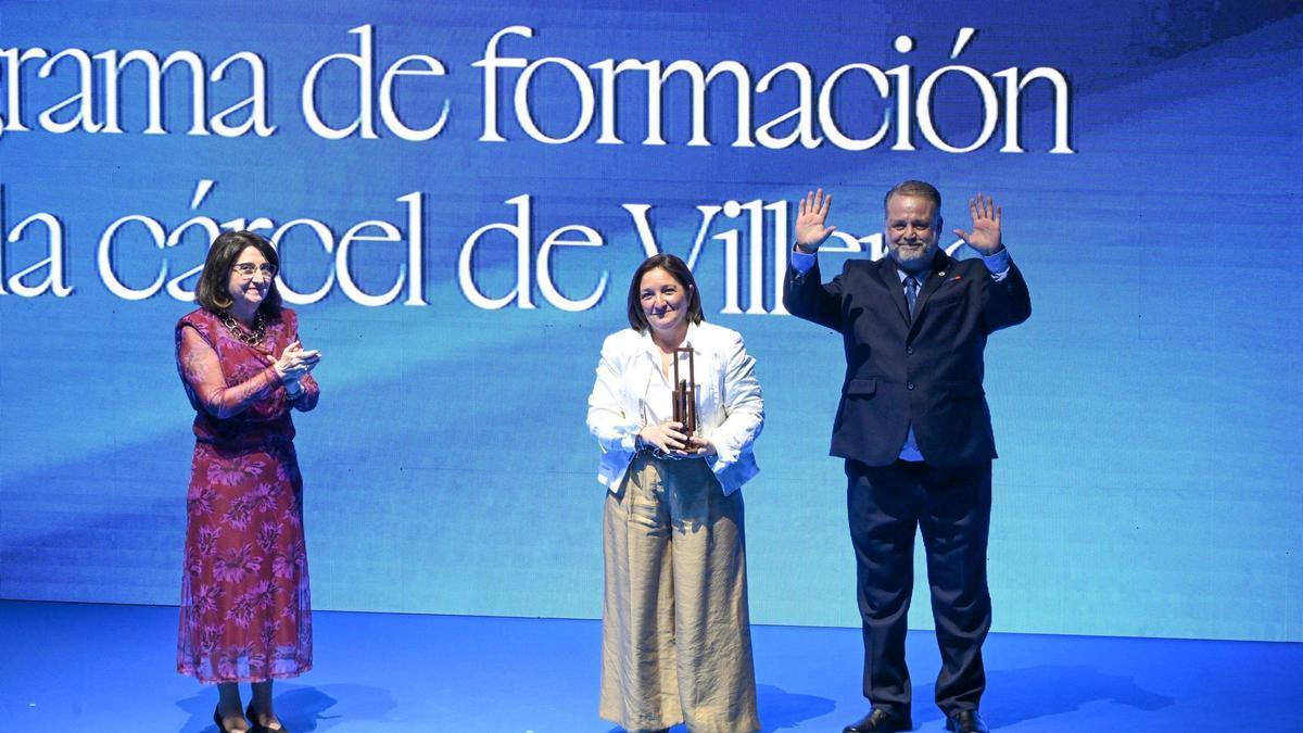 Amparo Navarro, rectora de la UA, junto a María Belén López, directora de la cárcel de Villena, y Jesús Ayala, coordinador de la UNED.