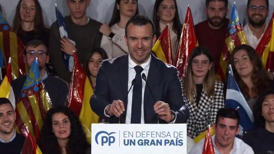 Mompó (PP) cambia del valenciano al castellano tras un grito en el mitin de Feijoó en Valencia