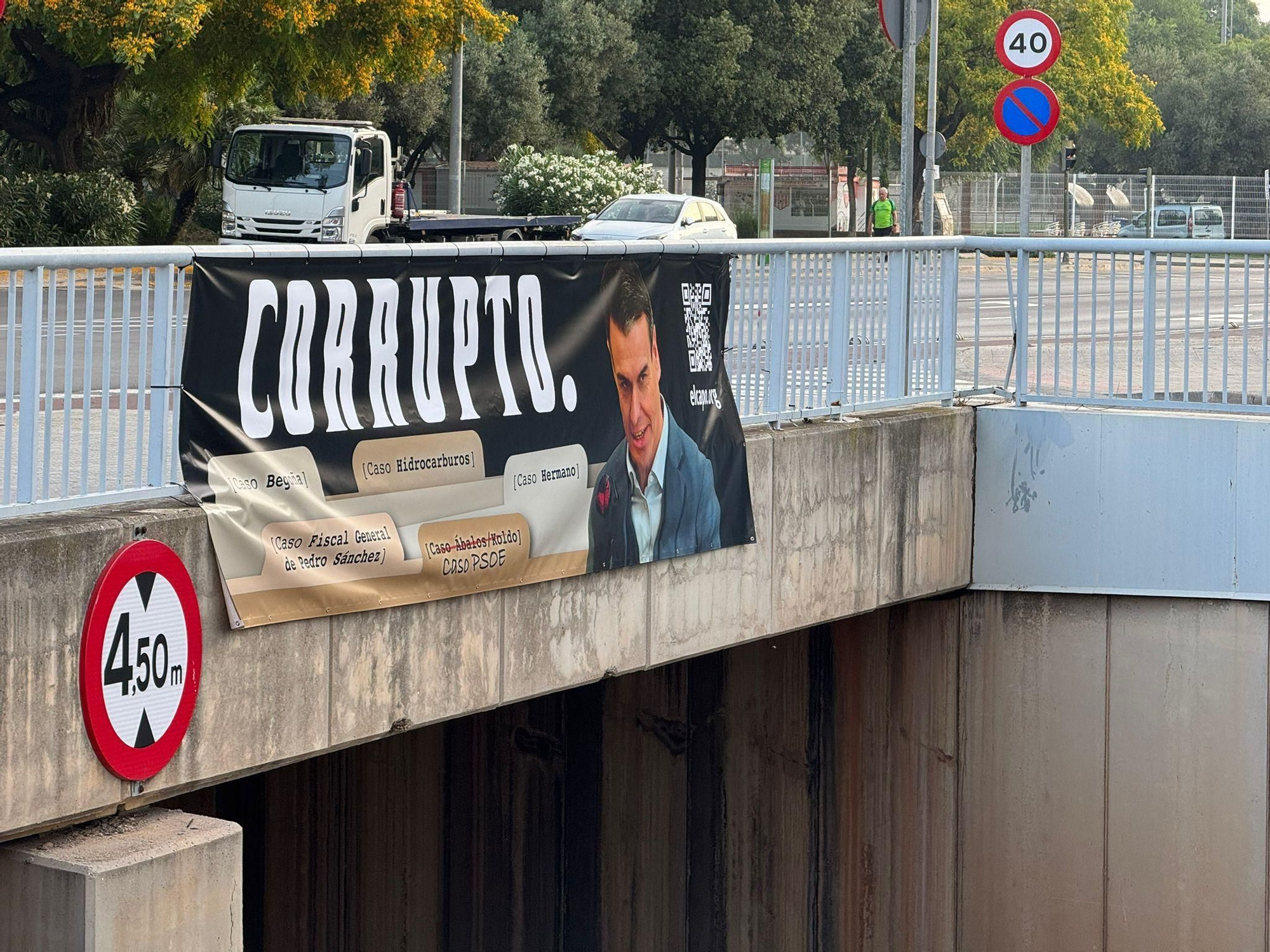 Galería de fotos: Castellón amanece plagada de pancartas en las que se señala a Pedro Sánchez como "corrupto"