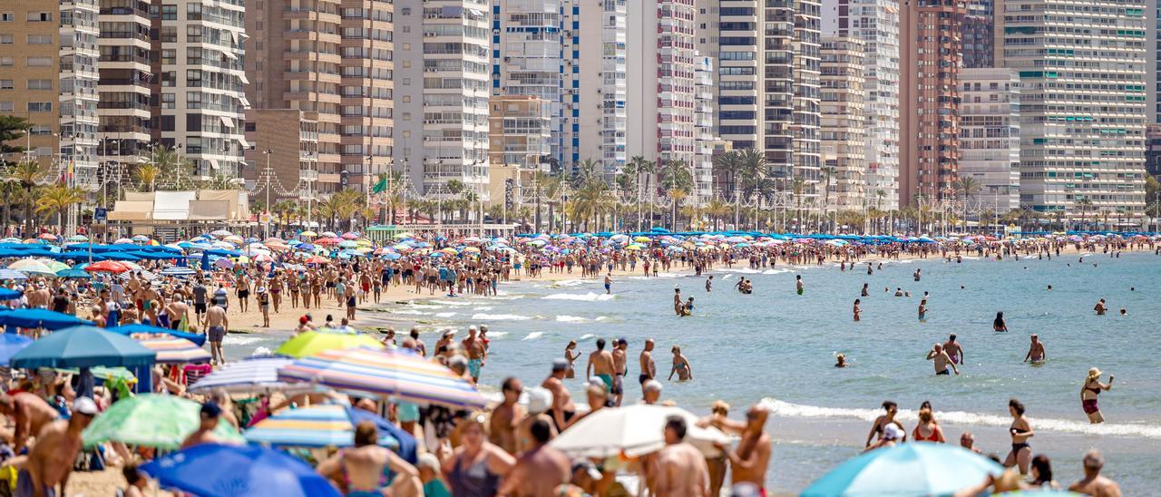 La playa de Levante de Benidorm, llena a primera hora de la tarde de este viernes.