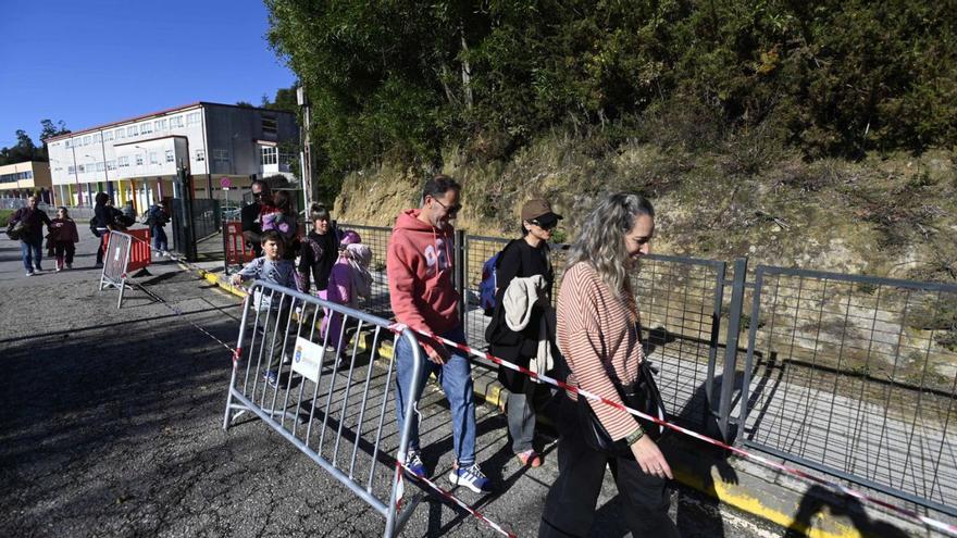 Familias salían del centro ayer a pie por el pasillo habilitado. |  Pablo Hernández Gamarra