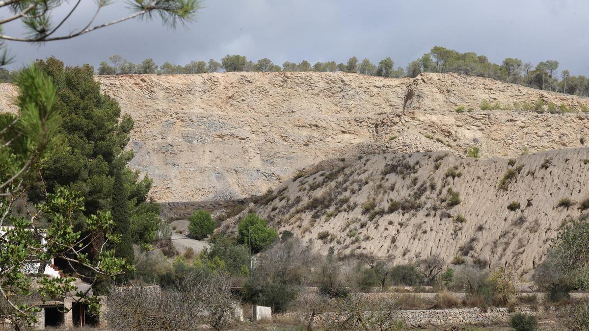 Vista parcial de la cantera de Can Xumeu, en plena zona protegida de Ibiza.