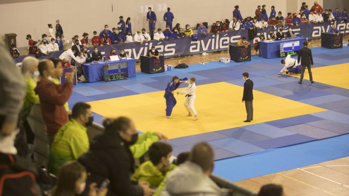 Uno de los combates de la pasada edición del Torneo de Judo “Villa de Avilés”. | Miki López