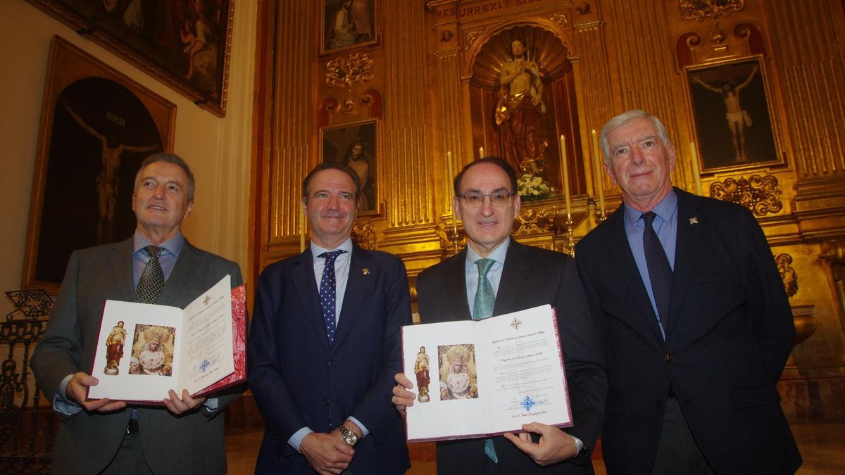 El pintor del cartel de la Semana Santa, Fernando Prini, y el pregonero, Javier González de Lara, junto al presidente de la Agrupación, Pablo Atencia, y el hermano mayor del Calvario, Arturo Fernández.