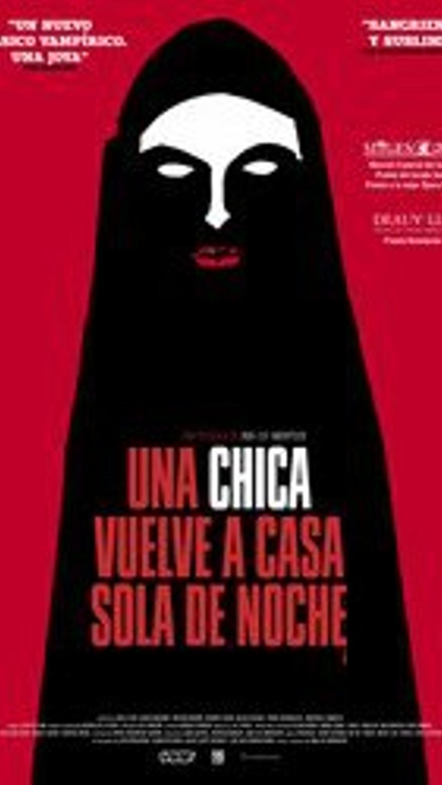 Una chica vuelve a casa sola de noche