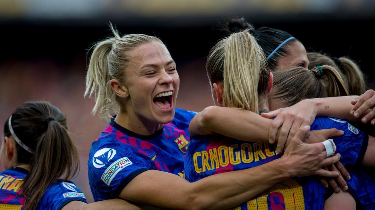 Rolfö celebra con sus compañeras uno de los cuatro goles de la primera mitad al Wolfsburgo en el Camp Nou.