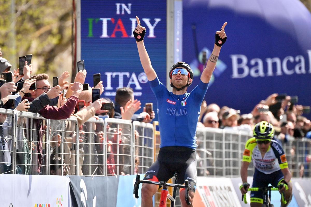 Damiano Caruso celebra una victoria de etapa en el Giro e Sicilia.