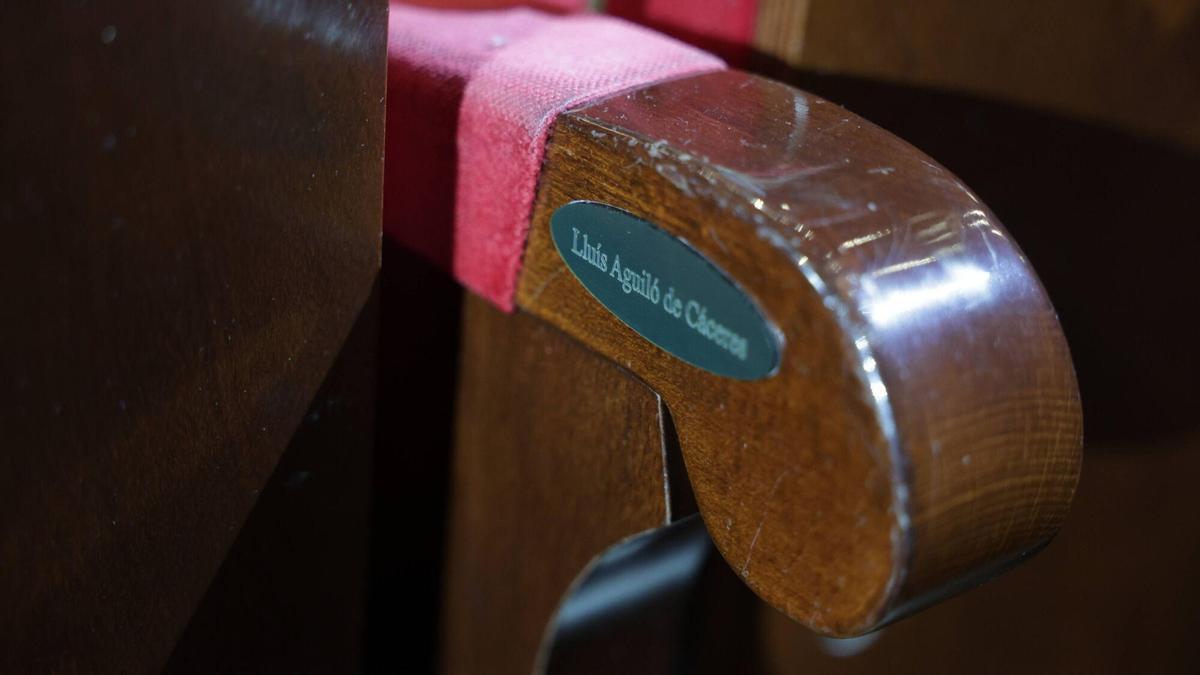 Aguiló de Cáceres, Blai Bonet y Paquita Bover, entre las personalidades con nuevas butacas en el Teatre Principal de Palma