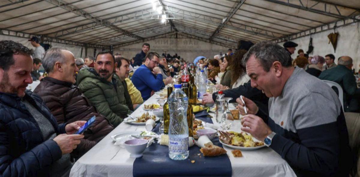 Algunos de los asistentes al copioso almuerzo.