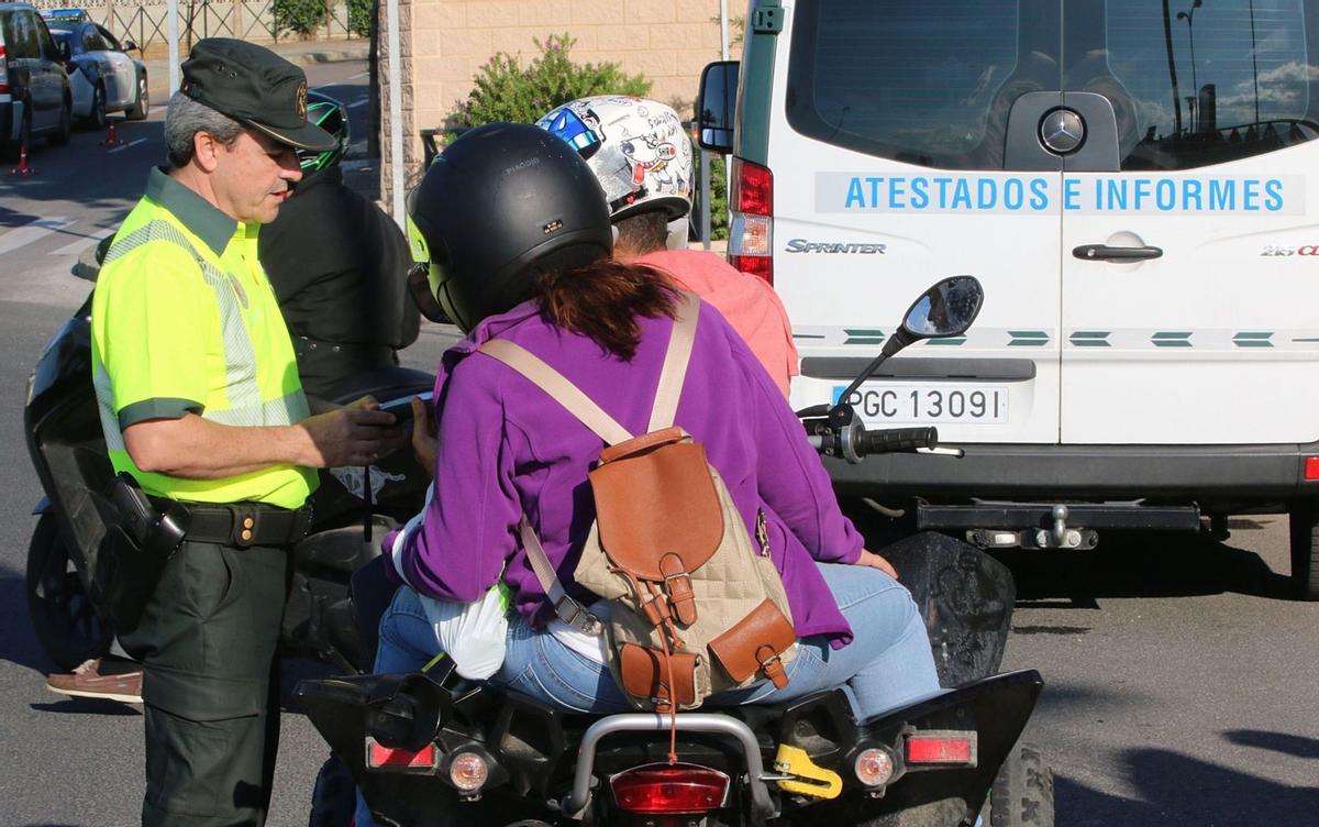 Control rutinario de alcoholemia en una carretera
de Málaga. | ARCINIEGA