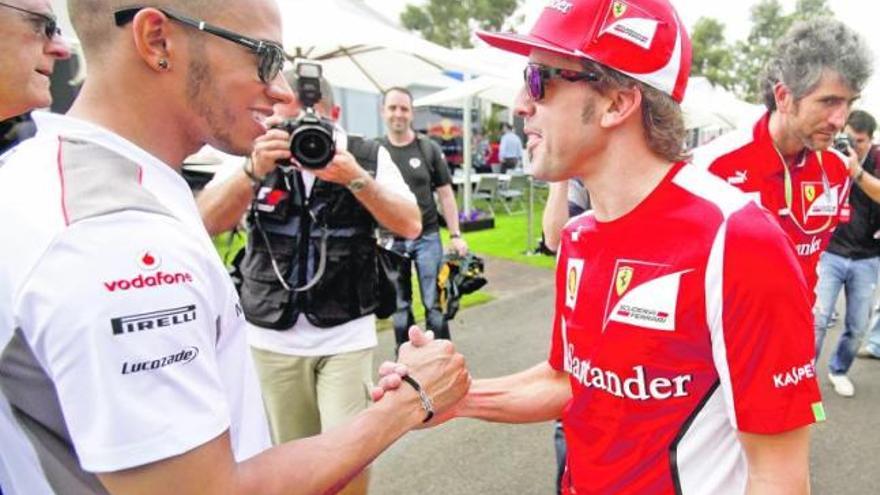 Fernando Alonso saluda al inglés Lewis Hamilton en Albert Park, escenario del primer GP de la temporada. / Foto Efe