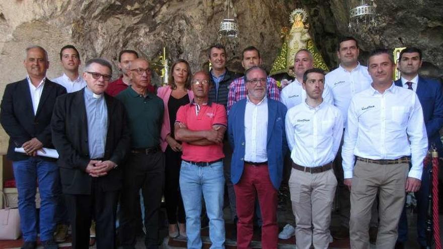 Participantes en la ofrenda a la Santina.