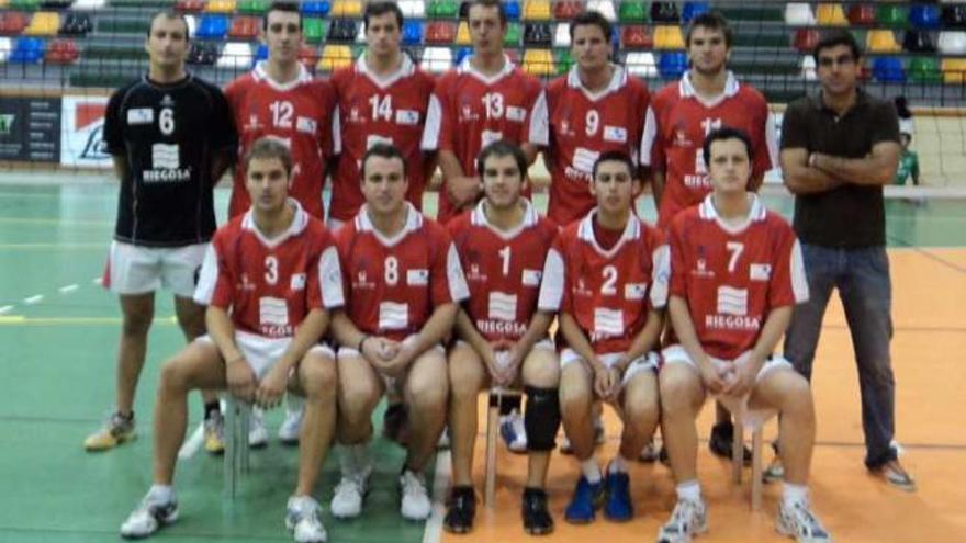Componentes del equipo del Club Voleibol Elche Riegosa.