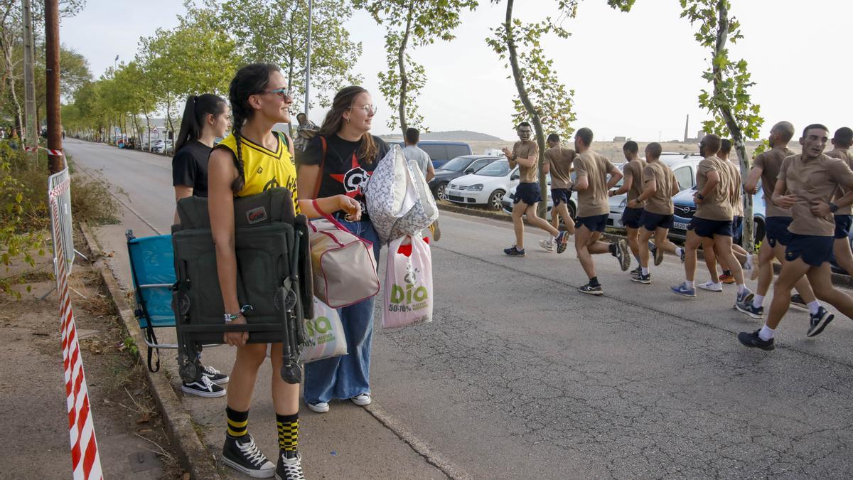 Una estampa curiosa: tres festivaleras se dirigen a la acampada y se cruzan con los alumnos del Cefot.