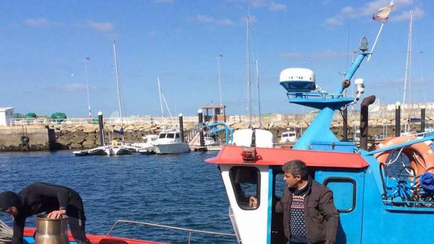 Un barco descarga en el puerto de Bueu las capturas del día. // S.Á.