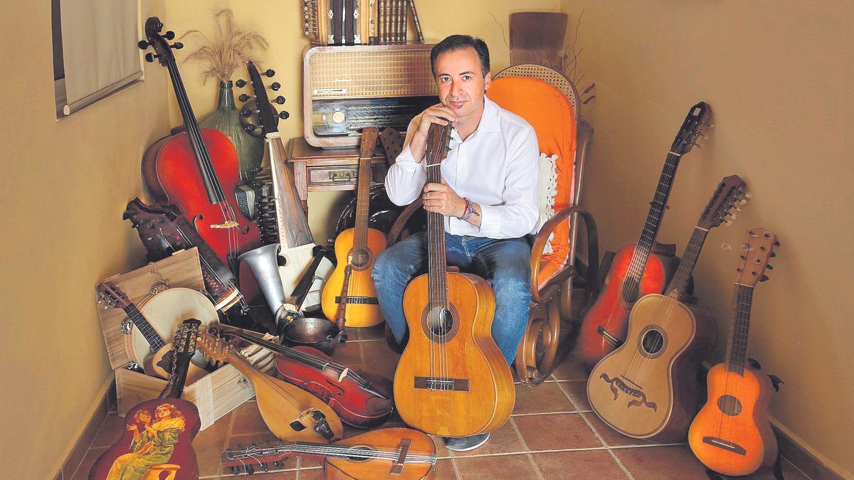 Javier Andreo en su casa de Nonihay en las afueras de Aledo.