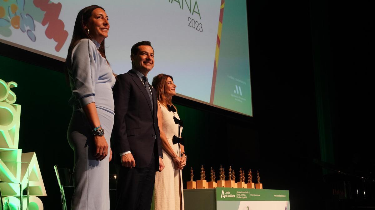 Juanma Moreno, rodeado por la consejera Loles López y Ana Carmen Mata, en la gala de los premios Meridiana.