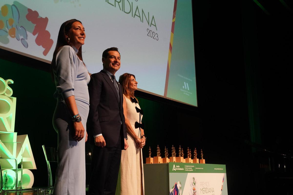 Juanma Moreno, rodeado por la consejera Loles López y Ana Carmen Mata, en la gala de los premios Meridiana.