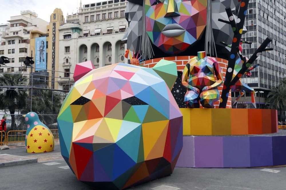 Así es la falla de Okuda en la plaza del Ayuntamiento