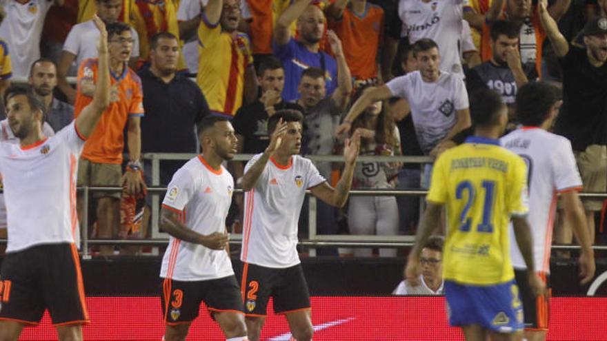 Los jugadores del Valencia CF se lamentan.