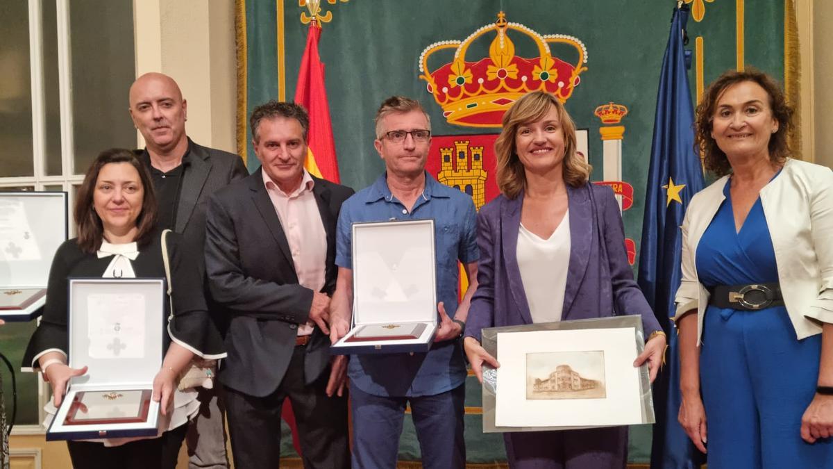 El director del instituto oscense, José Ramón Serra, recoge la placa de manos de la ministra Pilar Alegría.