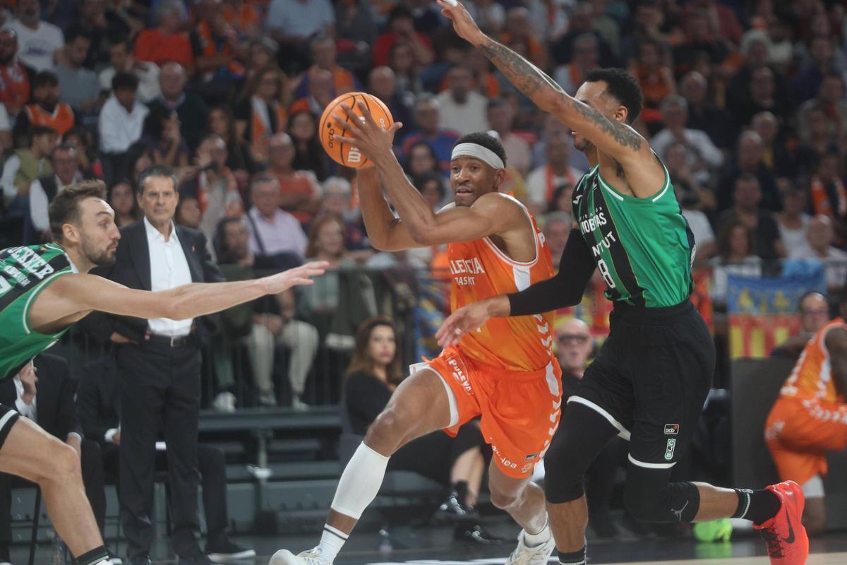 Kameron Taylor, entrando a canasta en el partido ante el Joventut.