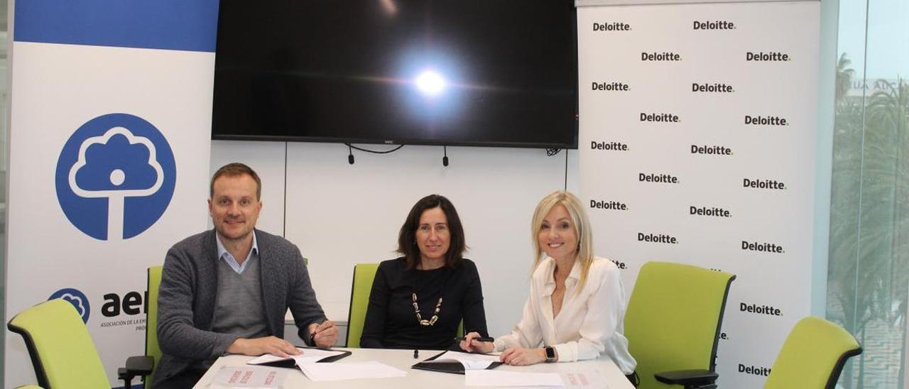 El momento de la firma del convenio de colaboración entre Deloitte y Aefa.