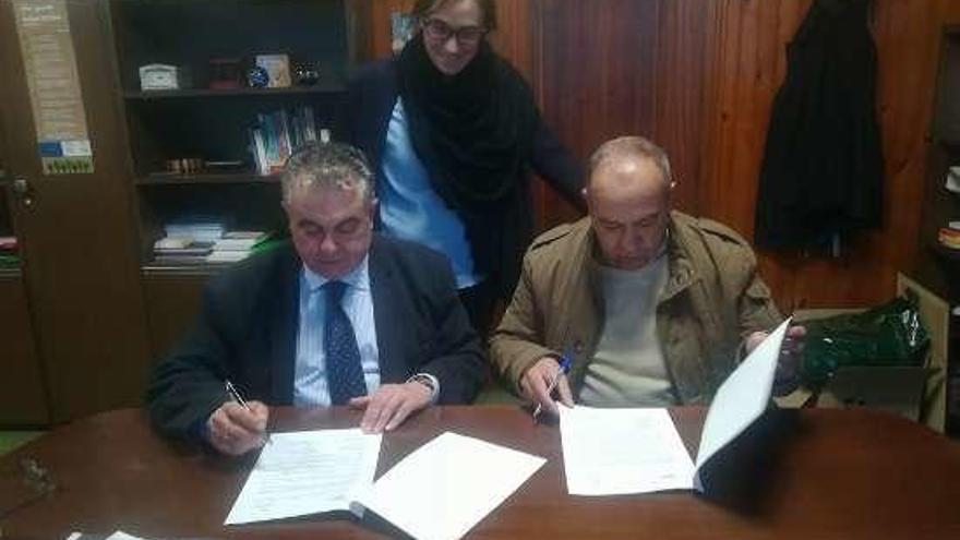 Joaquín Pereira y Manuel Blanco durante la firma del convenio.