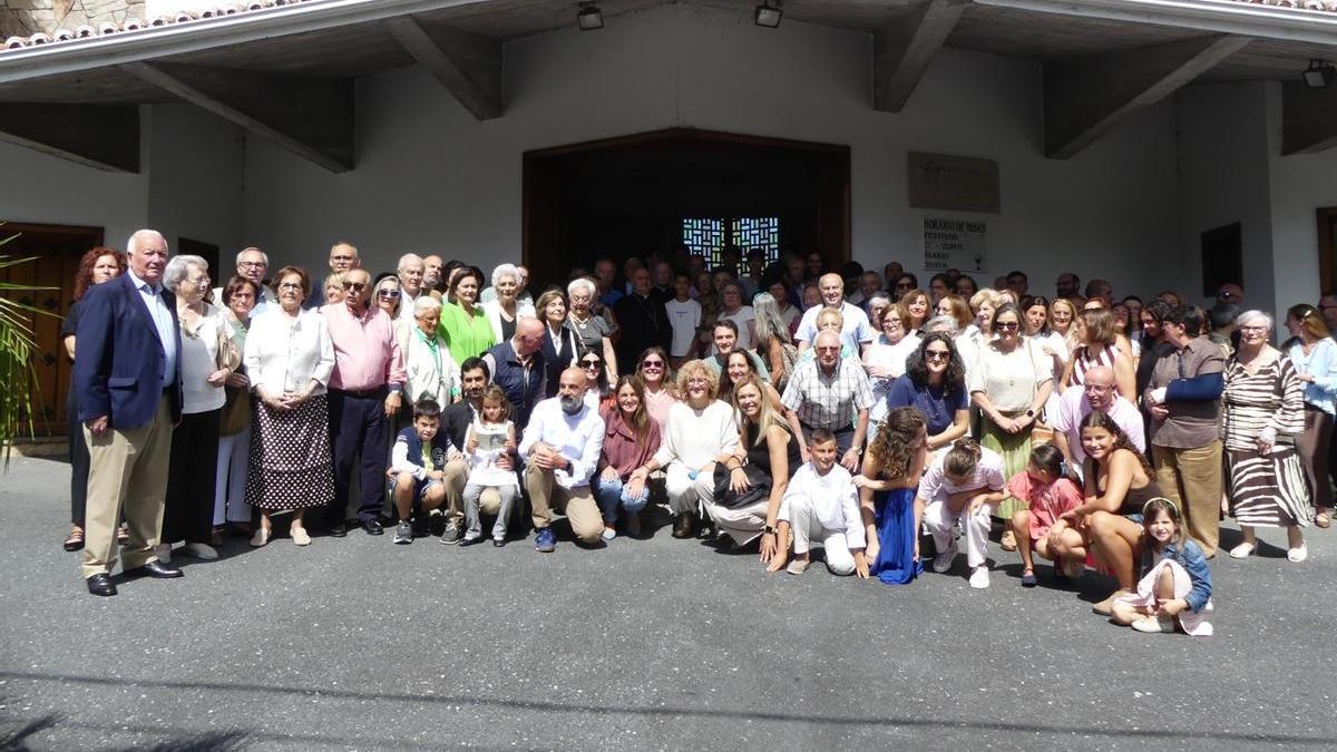 Foto de grupo de la parroquia en la fiesta sorpresa al cura por sus 90 años.