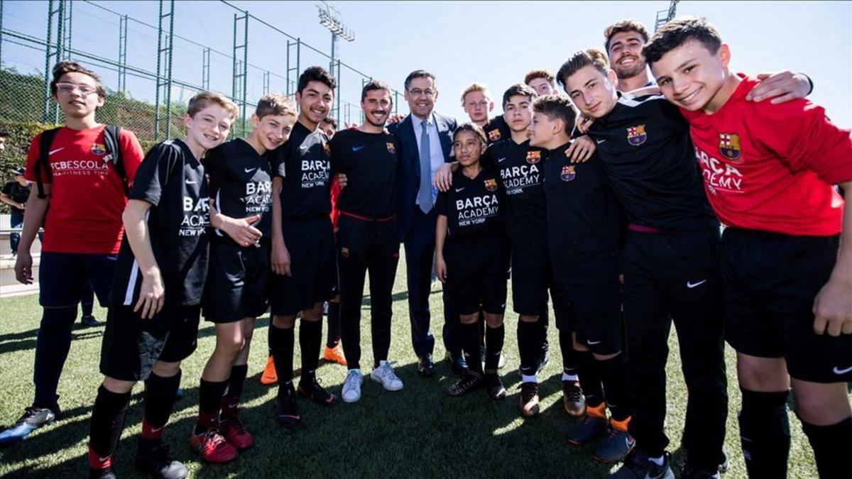 Bartomeu, junto a integrantes de las FCB Escoles