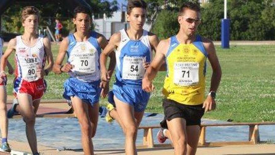 Adrián Guirado lidera la carrera en una competición de medio fondo en tierras pitiusas.