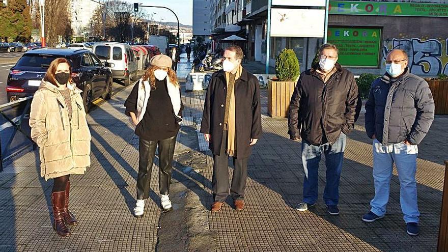 Nuria Rodríguez, Carmela Silva, Abel Caballero, Javier Pardo y Abel Losada, ayer en la avenida de Castelao.  | // FDV