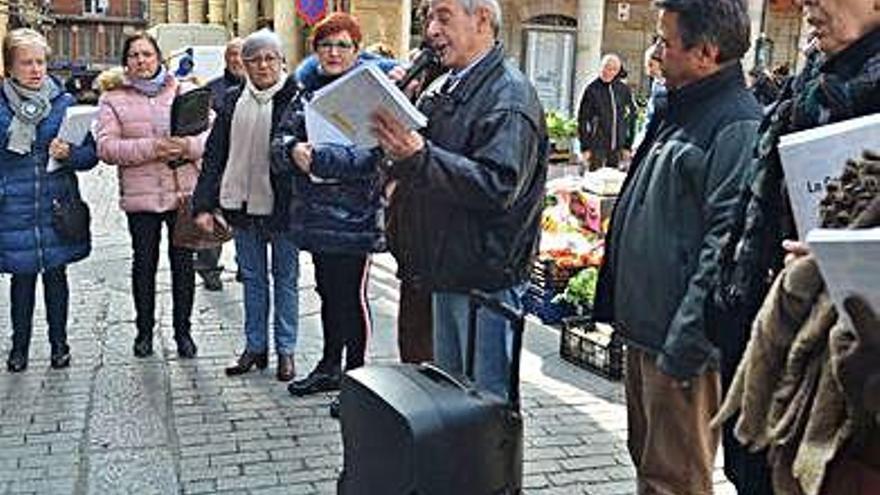 La lectura comenzó en la Plaza Mayor.