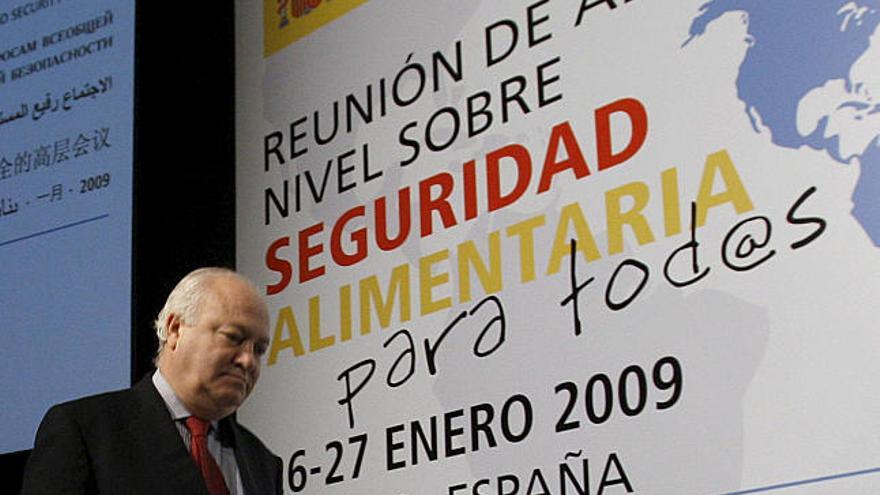 El ministro de Asuntos Exteriores, Miguel Angel Moratinos, a su llegada a la inauguración de la conferencia de la ONU sobre seguridad alimentaria que reúne en Madrid a un centenar de países con el fin de estudiar medidas efectivas para combatir la pobreza en el mundo.