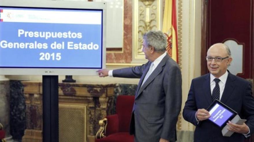 Montoro entrega en el Congreso los Presupuestos del 2015