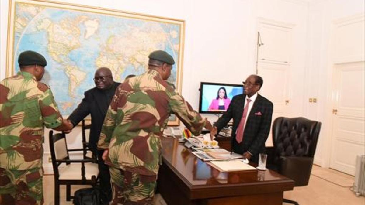 Mugabe, ayer, con miembros de las Fuerzas de Defensa de Zimbabue.