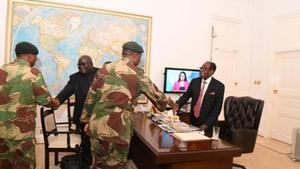 Mugabe, ayer, con miembros de las Fuerzas de Defensa de Zimbabue.