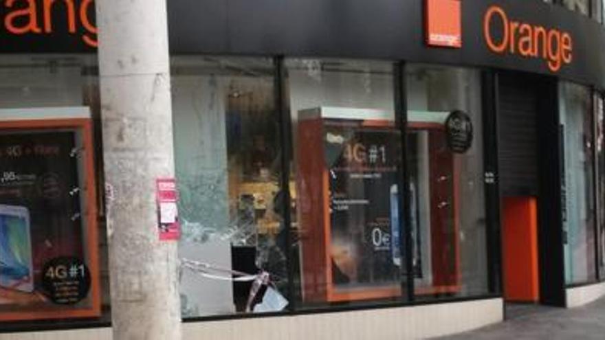 Entren a robar a la botiga de telefonia Orange de Manresa