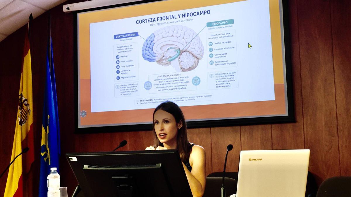 Belén Gutiérrez de las Rozas, durante la ponencia inaugural del curso de verano de la UNED.