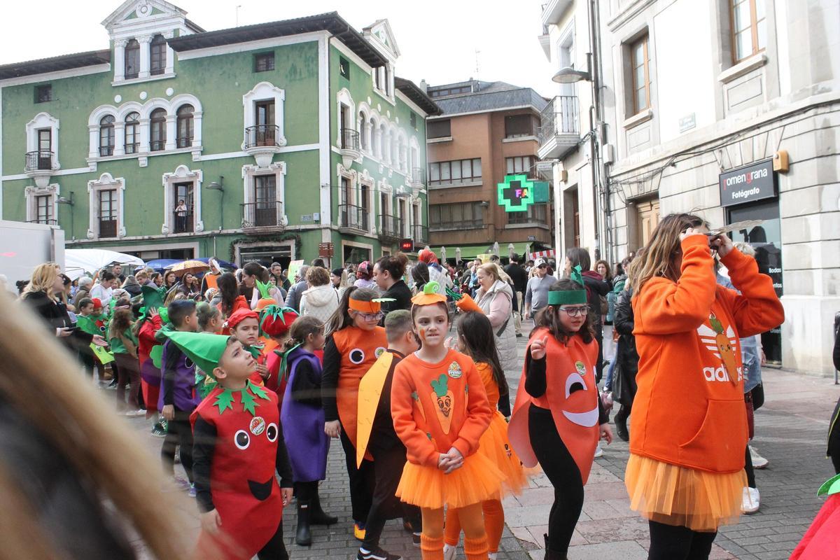 Así fue el divertido y pasacalles de Carnaval del colegio Virgen del Fresno en el mercado