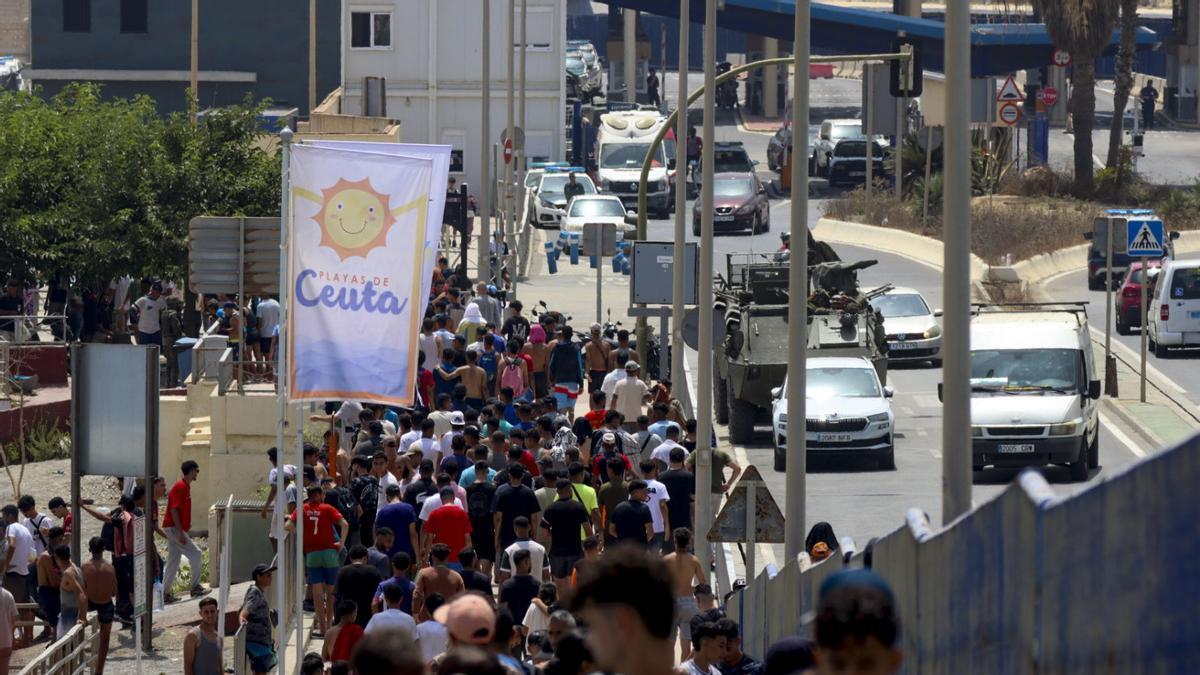 Una riuada de marroquins caminant per Ceuta durant el divendres.