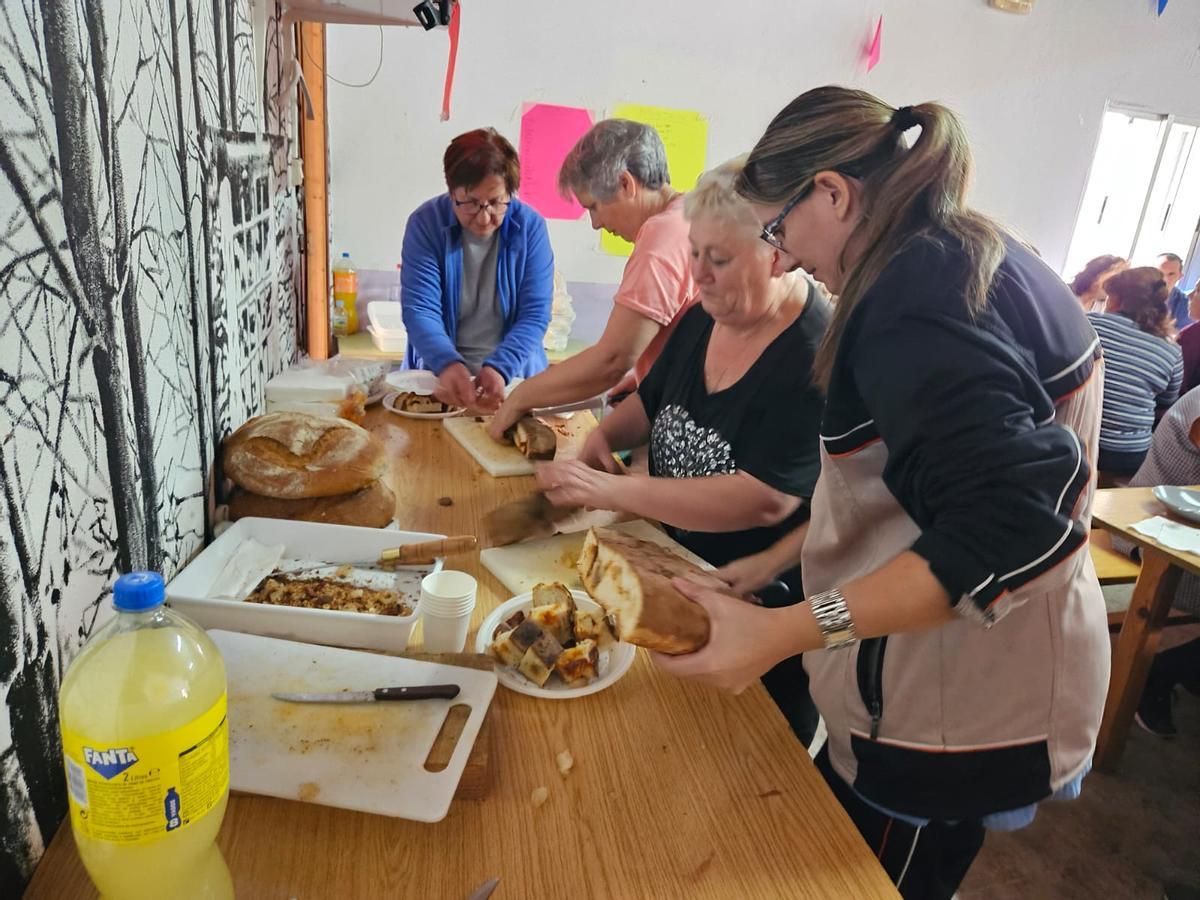Los vecinos de Bercianos trabajan en el Concejo del Común y disfrutan de la convidada con motivo de la fiesta de San Cosme y San Damián.