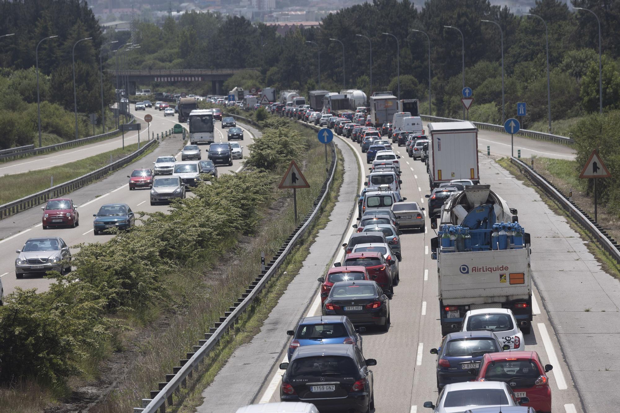 La autopista "Y", de nuevo convertida en una ratonera con un monumental atasco